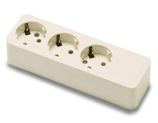 BASE ENCHUFE 3 TOMAS 16 A.